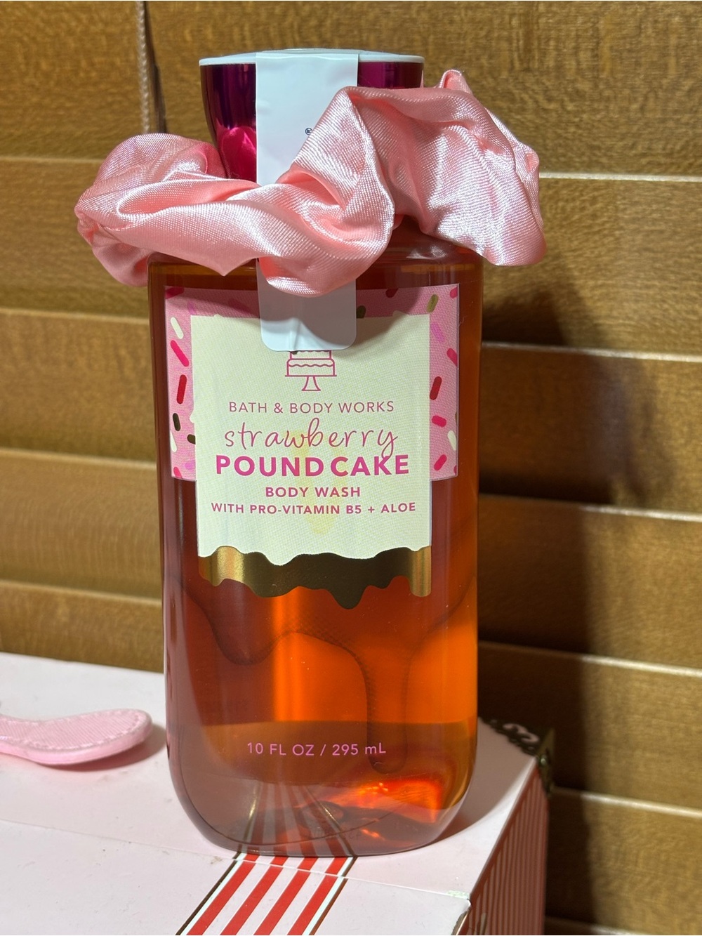 Bath & Body Works Strawberry Pound Cake Body Wash & Satin Scrunchie